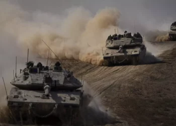 Los tanques israelíes se dirigen hacia la frontera de la Franja de Gaza en el sur de Israel el viernes 13 de octubre de 2023. (Foto AP/Ariel Schalit)