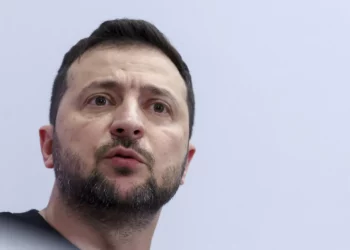 Zelensky, presidente de Ucrania, consternado por ataque a aeropuerto en Daguestán contra israelíes llegados de Tel Aviv.