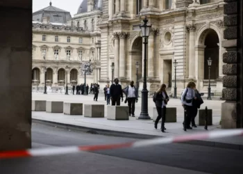 Louvre y Palacio de Versalles, evacuados tras amenaza de bomba