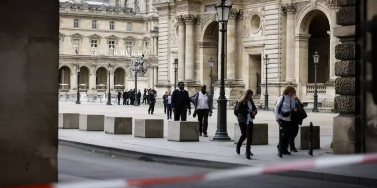 Louvre y Palacio de Versalles, evacuados tras amenaza de bomba