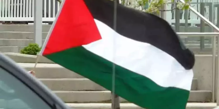 Reino Unido prohibirá banderas palestinas tras protestas antisemitas