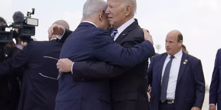 El presidente estadounidense Joe Biden es saludado por el primer ministro israelí Benjamin Netanyahu tras llegar al aeropuerto internacional Ben Gurion, el miércoles 18 de octubre de 2023, en Tel Aviv. (AP/Evan Vucci)