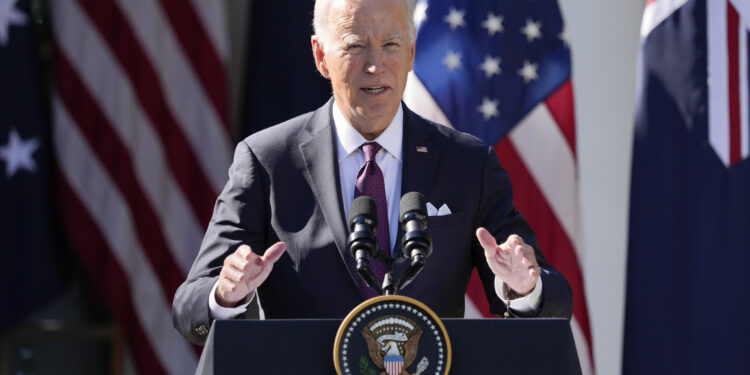 El presidente de EEUU, Joe Biden, habla durante una rueda de prensa con el primer ministro de Australia, Anthony Albanese, en la Rosaleda de la Casa Blanca en Washington, el miércoles 25 de octubre de 2023. (AP Photo/Manuel Balce Ceneta)