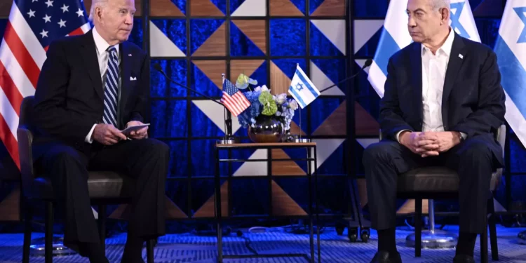 El presidente estadounidense Joe Biden (izq.) se reúne con el primer ministro Benjamin Netanyahu en Tel Aviv el 18 de octubre de 2023. (Brendan SMIALOWSKI / AFP)