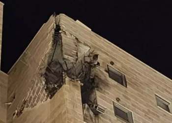 Cohetes alcanzan un coche y un edificio en Sderot