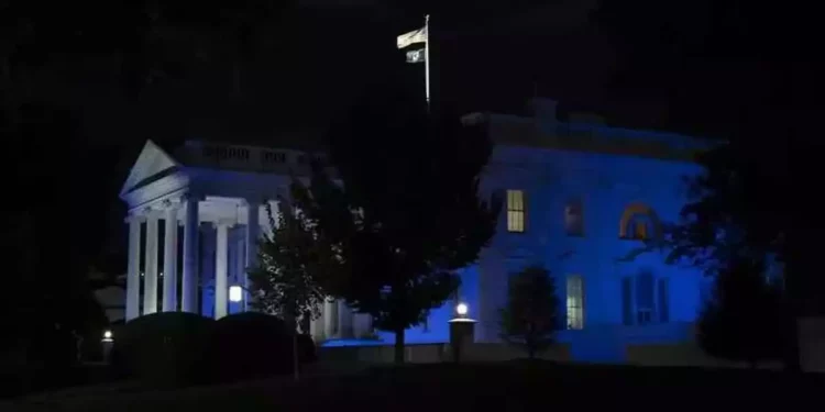 La casa blanca es iluminada de azul y blanco en apoyo a Israel