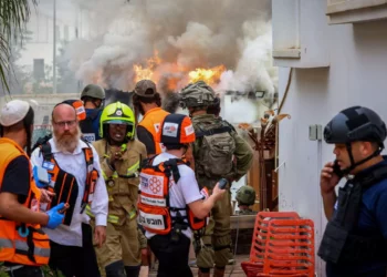 Fuerzas de seguridad israelíes en el lugar donde un cohete disparado desde la Franja de Gaza alcanzó un refugio en la ciudad sureña de Sderot, el 9 de octubre de 2023 (Yossi Zamir/Flash90)