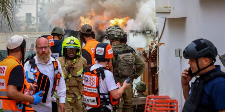 Fuerzas de seguridad israelíes en el lugar donde un cohete disparado desde la Franja de Gaza alcanzó un refugio en la ciudad sureña de Sderot, el 9 de octubre de 2023 (Yossi Zamir/Flash90)