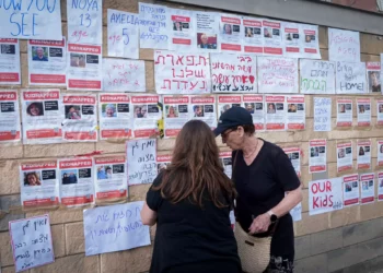 Familiares de israelíes retenidos como rehenes por terroristas de Hamás en Gaza desde la infiltración asesina del grupo en Israel el 7 de octubre de 2023, protestan ante el Ministerio de Defensa en Tel Aviv. 14 de octubre de 2023. (Tomer Neuberg/FLASH90)