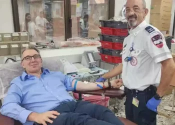 Embajador británico dona sangre para ayudar a heridos de Israel