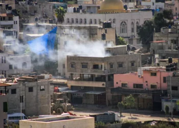 Vehículos del ejército israelí vistos durante una redada militar en la ciudad cisjordana de Tulkarm el 19 de octubre de 2023. (Nasser Ishtayeh/Flash90)