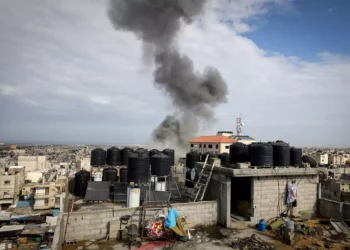 El humo se eleva después de los ataques aéreos israelíes en Rafah, en el sur de la Franja de Gaza, 17 de octubre de 2023. (Abed Rahim Khatib/Flash90)