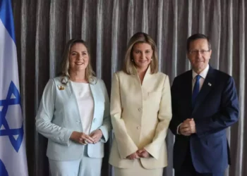 La primera dama ucraniana Olena Zelenska, en el centro, se reúne con el presidente Isaac Herzog, a la derecha, y con la esposa de Herzog, Michal, en Tel Aviv, el 19 de junio de 2023. (Igal Slavin)