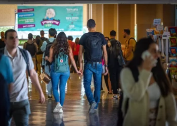 Estudiantes de la Universidad Hebrea en el primer día del año académico el 23 de octubre de 2022. (Olivier Fitoussi/Flash90)