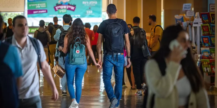 Estudiantes de la Universidad Hebrea en el primer día del año académico el 23 de octubre de 2022. (Olivier Fitoussi/Flash90)