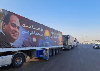 Un convoy de camiones con suministros de ayuda para Gaza desde Egipto espera en la carretera principal del desierto de Ismailia, a unos 300 km al este de la frontera egipcia con la Franja de Gaza, de camino al paso fronterizo de Rafah, el 16 de octubre de 2023. (Khaled Desouki/AFP)