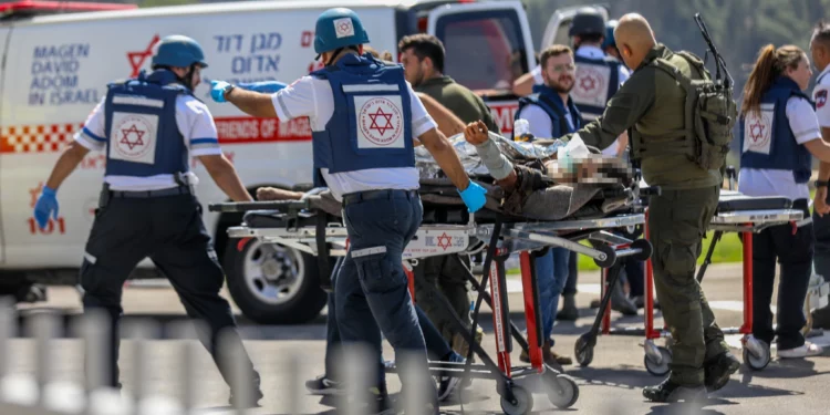 Soldados israelíes heridos del sur llegan al hospital Hadassah Ein Kerem en Jerusalén, el 7 de octubre de 2023. (Noam Revkin Fenton/Flash90)