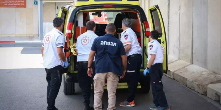 Un israelí herido por cohetes disparados desde el Líbano hacia Israel llega al hospital Ziv en Safed, el 17 de octubre de 2023. (David Cohen/Flash90)