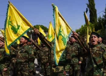 Combatientes de Hezbolá gritan consignas, mientras asisten al cortejo fúnebre del combatiente de Hezbolá, Bilal Nemr Rmeiti, durante su cortejo fúnebre en el pueblo de Majadel, sur del Líbano, 22 de octubre de 2023. (AP Photo/Hassan Ammar)