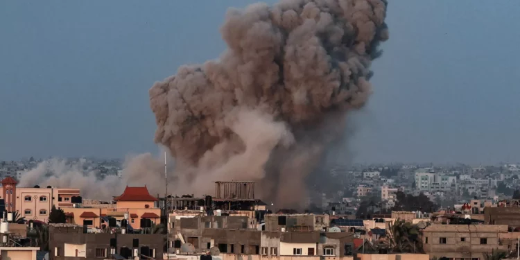 Columnas de humo se elevan sobre los edificios durante un ataque israelí en Rafah, en el sur de la Franja de Gaza, el 14 de octubre de 2023 (SAID KHATIB / AFP)