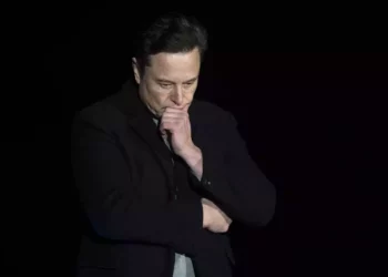 Elon Musk mira hacia abajo, mientras habla durante una conferencia de prensa en las instalaciones Starbase de SpaceX, cerca de Boca Chica Village, en el sur de Texas, el 10 de febrero de 2022. (Jim Watson/ AFP)