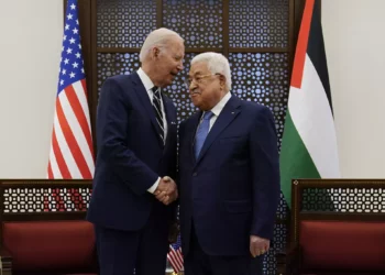 El presidente de la Autoridad Palestina, Mahmoud Abbas, y el presidente estadounidense, Joe Biden, se dan la mano en la ciudad cisjordana de Belén, el 15 de julio de 2022. (AP Photo/Evan Vucci)