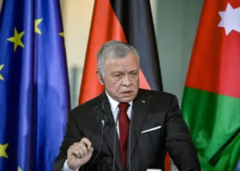 El rey Abdullah II de Jordania se dirige a una rueda de prensa conjunta con el canciller alemán Olaf Scholz (no en la imagen) tras una reunión en la Cancillería en Berlín, Alemania, el 17 de octubre de 2023. (Tobias Schwarz/AFP)