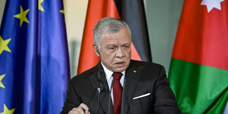 El rey Abdullah II de Jordania se dirige a una rueda de prensa conjunta con el canciller alemán Olaf Scholz (no en la imagen) tras una reunión en la Cancillería en Berlín, Alemania, el 17 de octubre de 2023. (Tobias Schwarz/AFP)