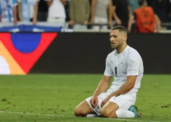 El delantero israelí Shon Weissman reacciona al final del partido de fútbol de la UEFA Nations League - Liga B Grupo 2 - entre Israel e Islandia en el estadio Samy Ofer de la ciudad israelí de Haifa el 2 de junio de 2022. (Foto de JACK GUEZ / AFP)