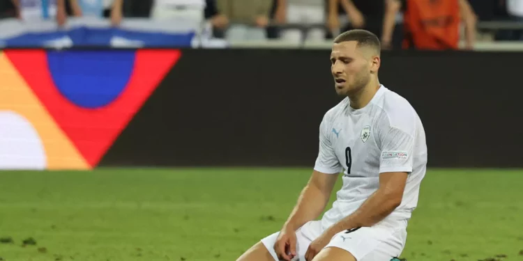 El delantero israelí Shon Weissman reacciona al final del partido de fútbol de la UEFA Nations League - Liga B Grupo 2 - entre Israel e Islandia en el estadio Samy Ofer de la ciudad israelí de Haifa el 2 de junio de 2022. (Foto de JACK GUEZ / AFP)