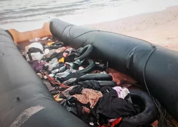 Descubrimiento inquietante en playa israelí: bote con documentos