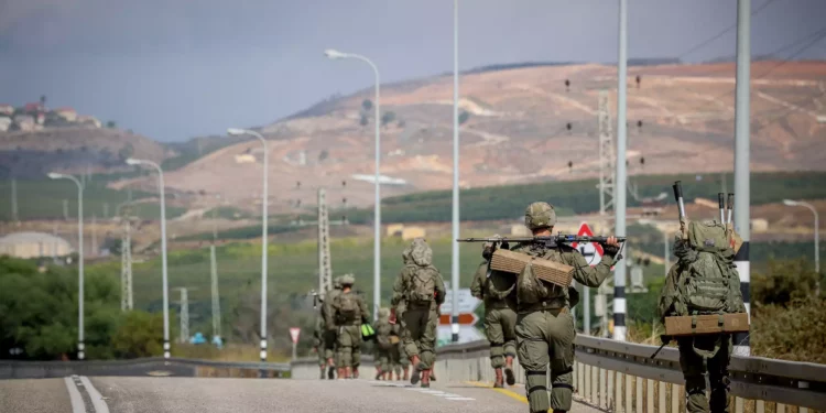 Soldados israelíes patrullan cerca de la frontera con Líbano, norte de Israel, 19 de octubre de 2023. (David Cohen/Flash90)