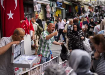 Ilustrativo: Vendedores atienden a clientes en un mercadillo del distrito comercial de Eminonu en Estambul, Turquía, el 16 de junio de 2023. (AP Photo/Francisco Seco, Archivo)