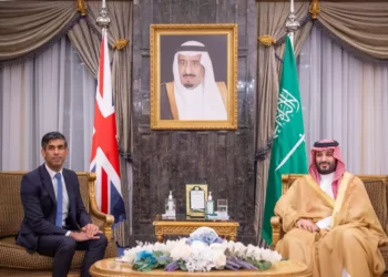 El príncipe heredero saudí, Mohammed bin Salman (d), se reúne con el primer ministro británico, Rishi Sunak, en la capital, Riad, el 19 de octubre de 2023. (Bandar Al-Jaloud/Palacio Real saudí/AFP)