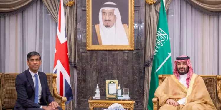 El príncipe heredero saudí, Mohammed bin Salman (d), se reúne con el primer ministro británico, Rishi Sunak, en la capital, Riad, el 19 de octubre de 2023. (Bandar Al-Jaloud/Palacio Real saudí/AFP)