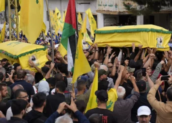 Ilustrativo. Simpatizantes de Hezbolá llevan los ataúdes de dos miembros que murieron por bombardeos israelíes, durante su procesión funeraria en la aldea de Kherbet Selem, sur del Líbano, 10 de octubre de 2023. (AP Photo/ Hussein Malla)