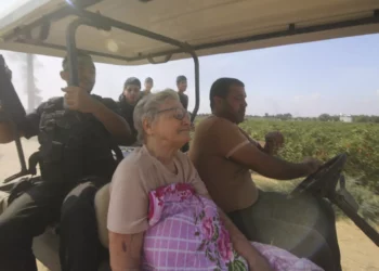 Terroristas palestinos secuestran a una abuela israelí, posteriormente identificada como Yaffa Adar, del kibutz Kfar Aza en la Franja de Gaza, el 7 de octubre de 2023. (AP/Hatem Ali)
