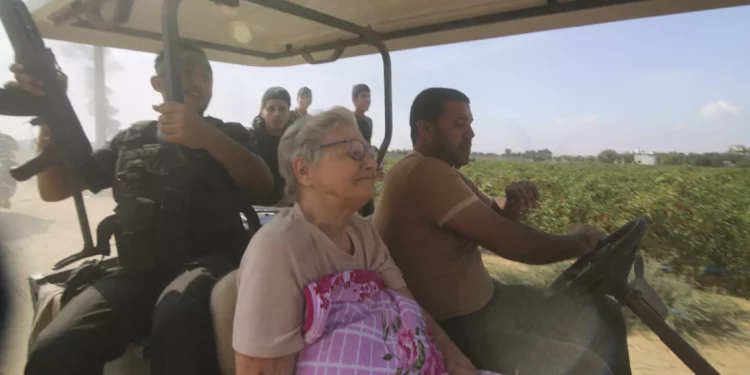 Terroristas palestinos secuestran a una abuela israelí, posteriormente identificada como Yaffa Adar, del kibutz Kfar Aza en la Franja de Gaza, el 7 de octubre de 2023. (AP/Hatem Ali)