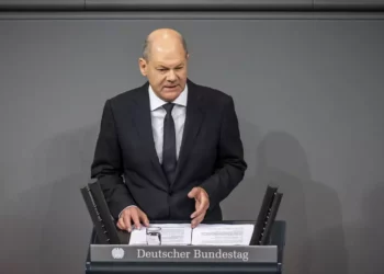 El canciller alemán Olaf Scholz pronuncia una declaración gubernamental sobre la situación en Israel durante una reunión del Parlamento federal alemán, Bundestag, en el edificio del Reichstag en Berlín, Alemania, el 12 de octubre de 2023. (Michael Kappeler/dpa vía AP)