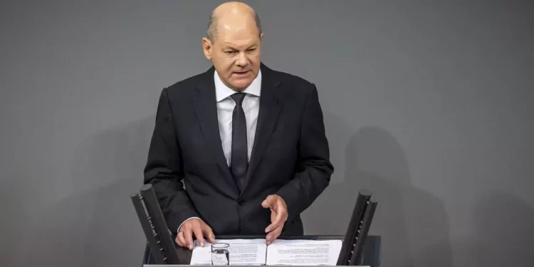 El canciller alemán Olaf Scholz pronuncia una declaración gubernamental sobre la situación en Israel durante una reunión del Parlamento federal alemán, Bundestag, en el edificio del Reichstag en Berlín, Alemania, el 12 de octubre de 2023. (Michael Kappeler/dpa vía AP)