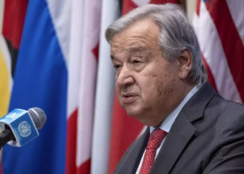 El Secretario General de las Naciones Unidas, Antonio Guterres, se refiere a la situación en Israel y Gaza durante una rueda de prensa en la sede de las Naciones Unidas, 13 de octubre de 2023. (AP Photo/Craig Ruttle)