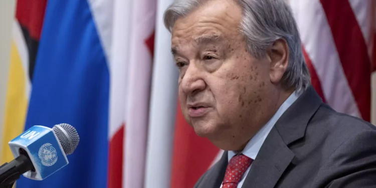 El Secretario General de las Naciones Unidas, Antonio Guterres, se refiere a la situación en Israel y Gaza durante una rueda de prensa en la sede de las Naciones Unidas, 13 de octubre de 2023. (AP Photo/Craig Ruttle)