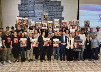 El presidente Isaac Herzog se reúne en Jerusalén con familias cuyos seres queridos se cree que son rehenes en Gaza, 22 de octubre de 2023. (Kobi Gideon/ GPO)