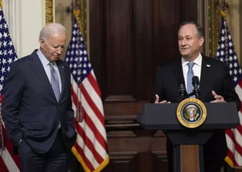 El Presidente de los EE.UU. Joe Biden escucha mientras el Segundo Caballero Doug Emhoff habla durante una mesa redonda con líderes de la comunidad judía en la Sala del Tratado Indio en el complejo de la Casa Blanca en Washington, 11 de octubre de 2023. (AP Photo/Susan Walsh)