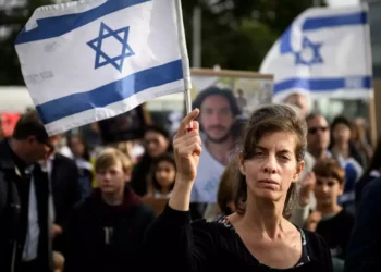 Manifestantes asisten a una concentración para pedir la liberación de los rehenes retenidos por Hamás, cerca de la oficina de las Naciones Unidas en Ginebra, el 22 de octubre de 2023. (Gabriel MONNET / AFP)