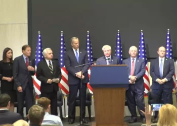 El senador Lindsey Graham habla en una declaración de prensa junto a otros nueve senadores estadounidenses en un hotel de Tel Aviv el 22 de octubre de 2023. (Captura de pantalla)