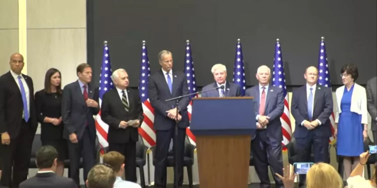 El senador Lindsey Graham habla en una declaración de prensa junto a otros nueve senadores estadounidenses en un hotel de Tel Aviv el 22 de octubre de 2023. (Captura de pantalla)