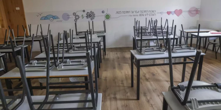 Vista de un aula vacía en una escuela de Tel Aviv, durante una huelga del Consejo Nacional de Estudiantes y Jóvenes, el 12 de septiembre de 2023. (Flash90)