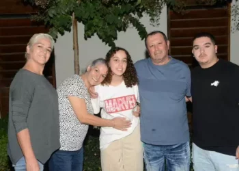 La soldado de la FDI Ori Megidish (centro) con su familia tras ser rescatada de Gaza, 30 de octubre de 2023. (Shin Bet)