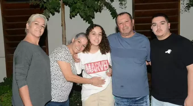 La soldado de la FDI Ori Megidish (centro) con su familia tras ser rescatada de Gaza, 30 de octubre de 2023. (Shin Bet)